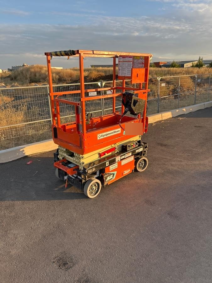 2022 JLG ES1330L