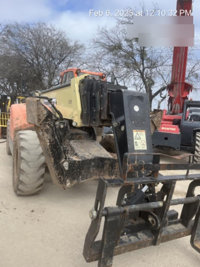2021 JLG 1075