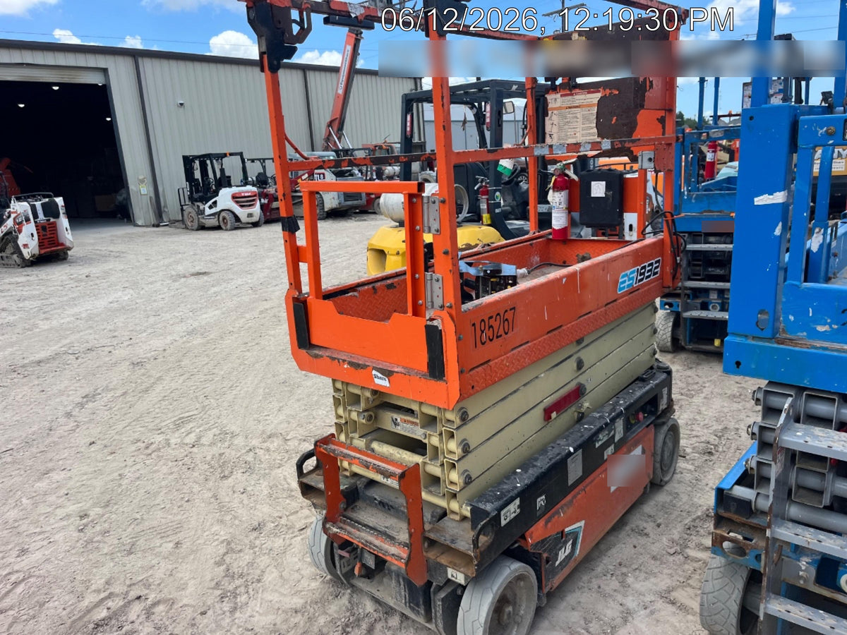 2021 JLG ES1932