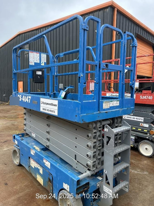 2019 Genie GS-4047 Folding rails with half height swing gate