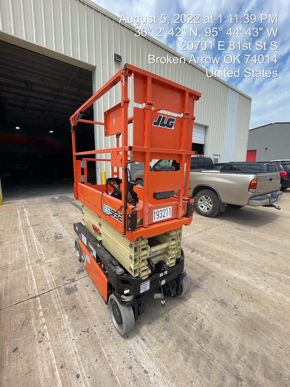 2021 JLG ES1932