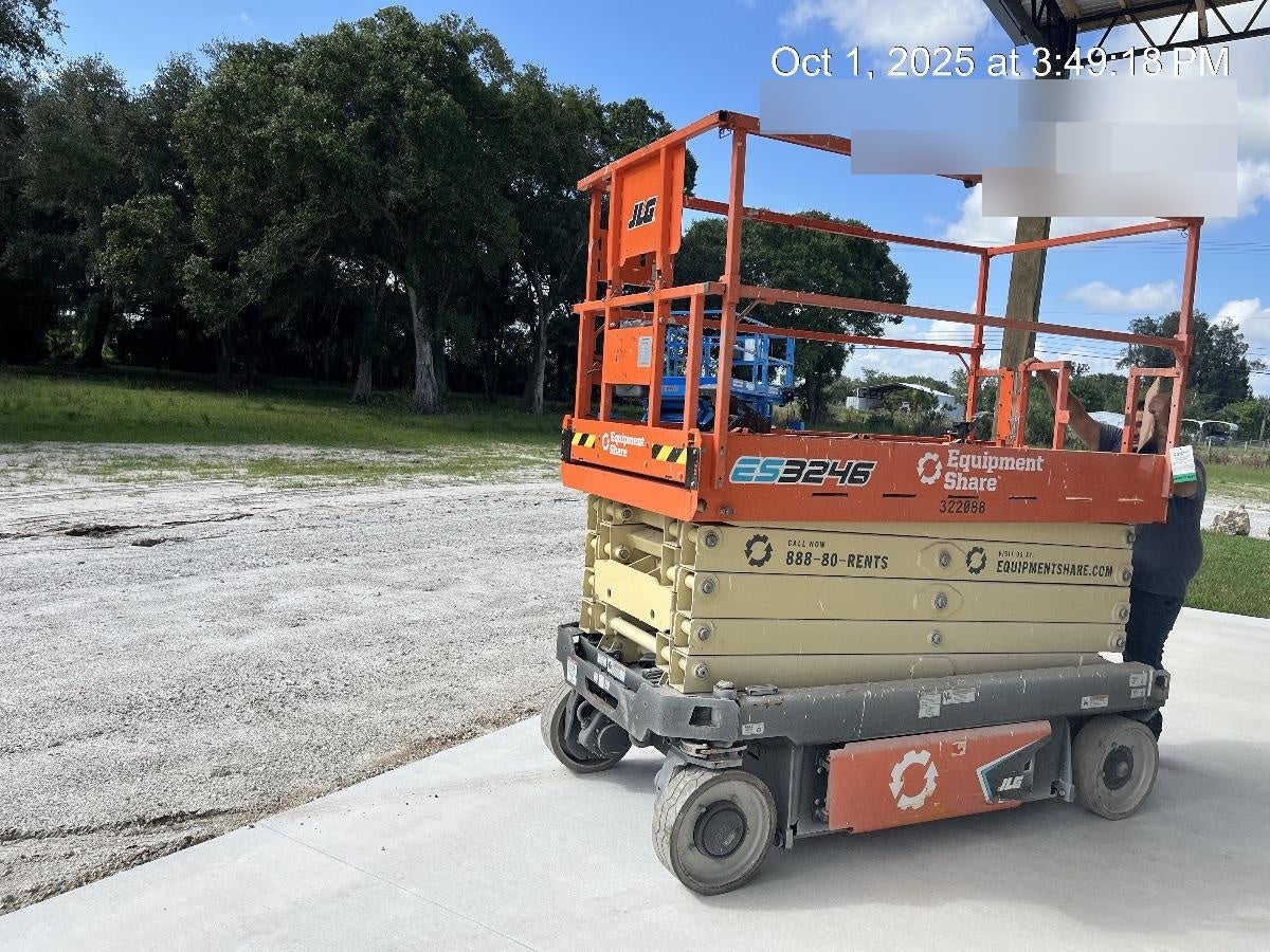 2023 JLG ES3246