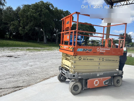 2023 JLG ES3246