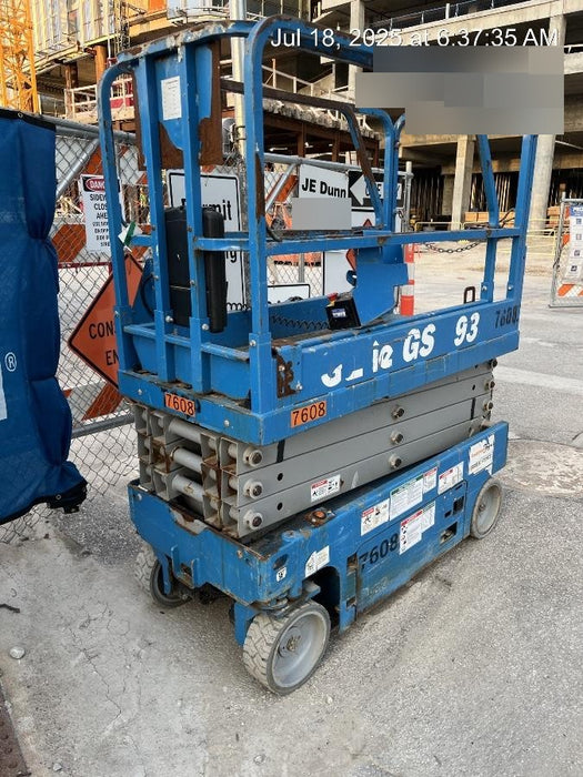 2018 Genie GS-1930 Genie GS-1930 Lift w/Fixed Rail and Chain Entry