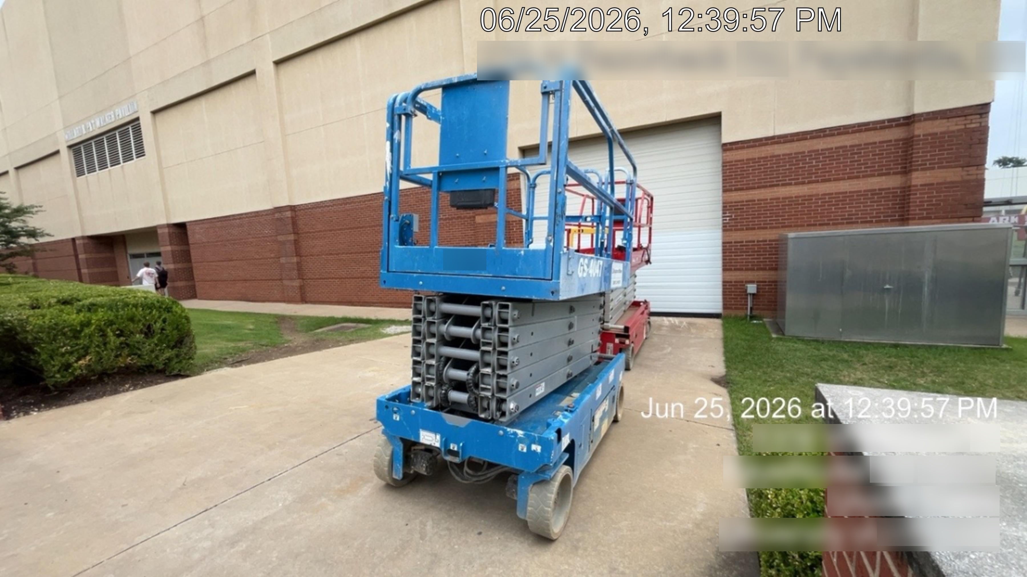 2019 Genie GS-4047 Folding rails with half height swing gate