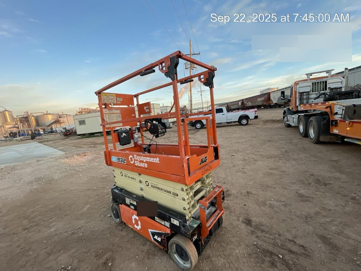 2022 JLG ES1932
