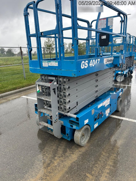 2019 Genie GS-4047 Folding rails with half height swing gate