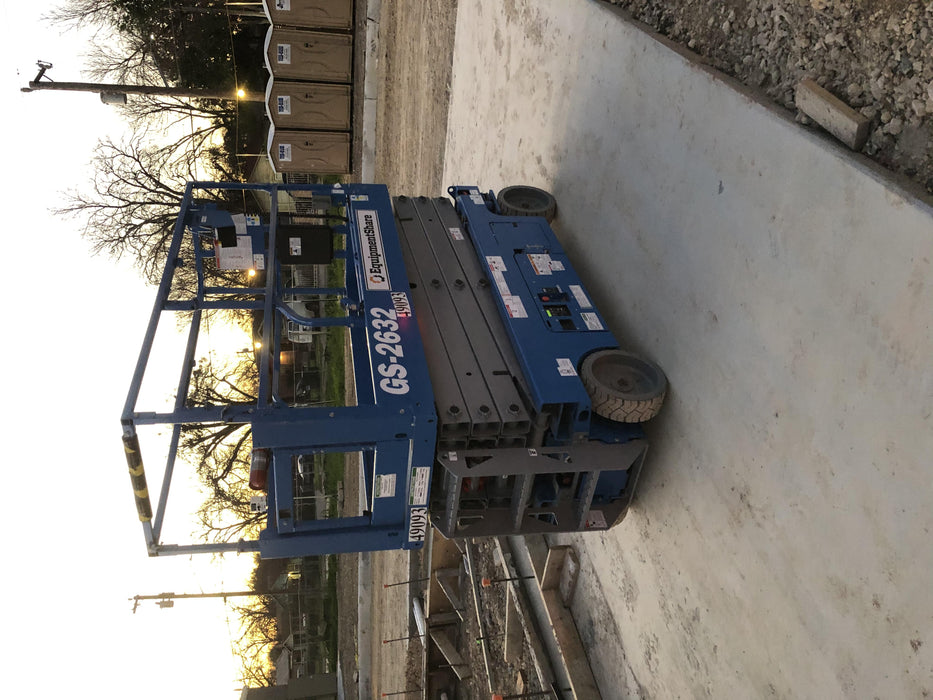 2019 Genie GS-2632 Folding rails with half height swing gate