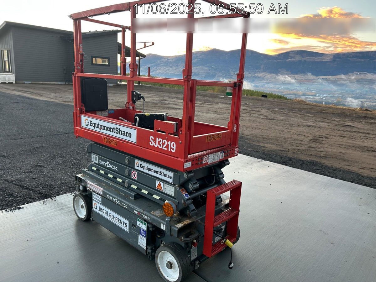 2020 Skyjack SJIII-3219 Solid NM Tires, Half height spring hinged entry gate, Dual Beacons, 800W Inverter