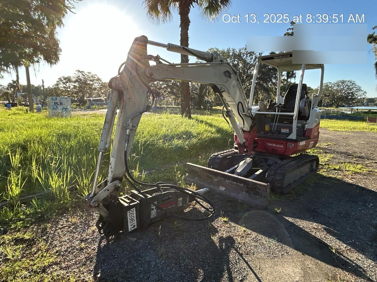 2022 TAKEUCHI TB235-2R
