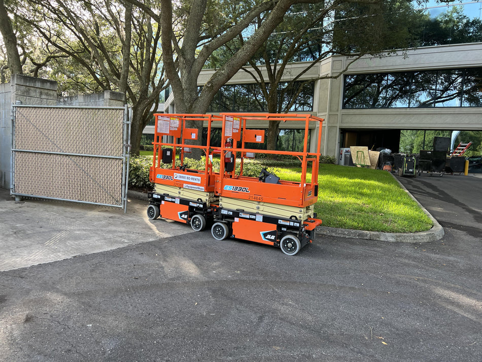 2022 JLG ES1330L