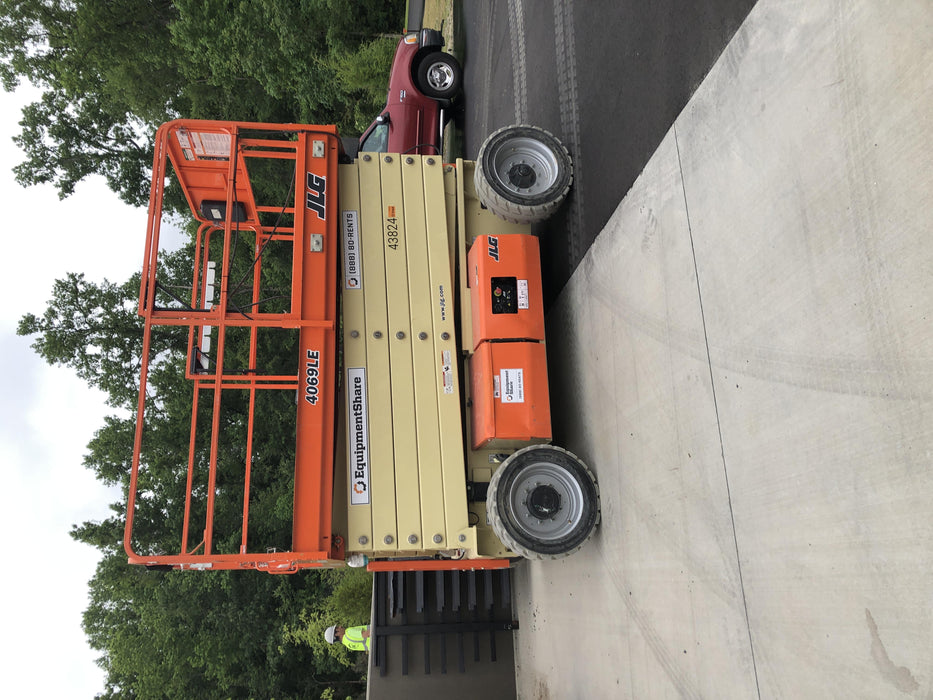 2019 JLG 4069LE Solid Non Marking Tires, Rotating Beacon
