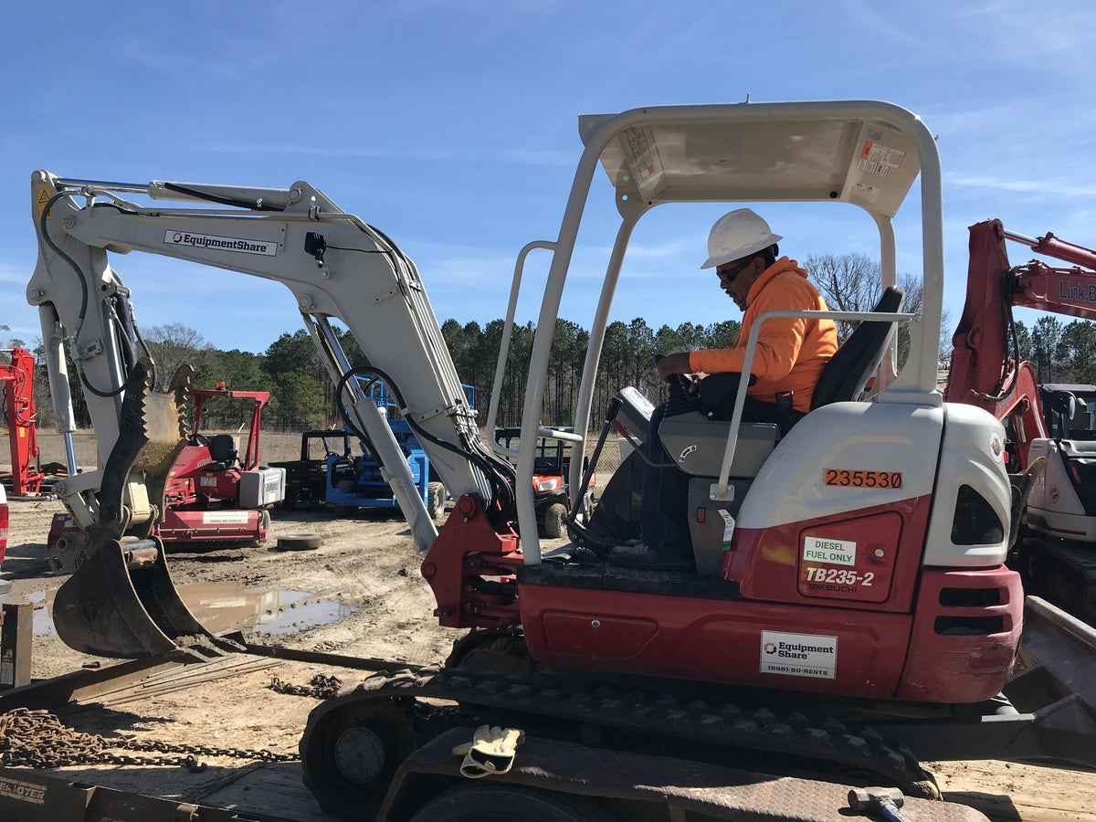 2022 TAKEUCHI TB235-2R