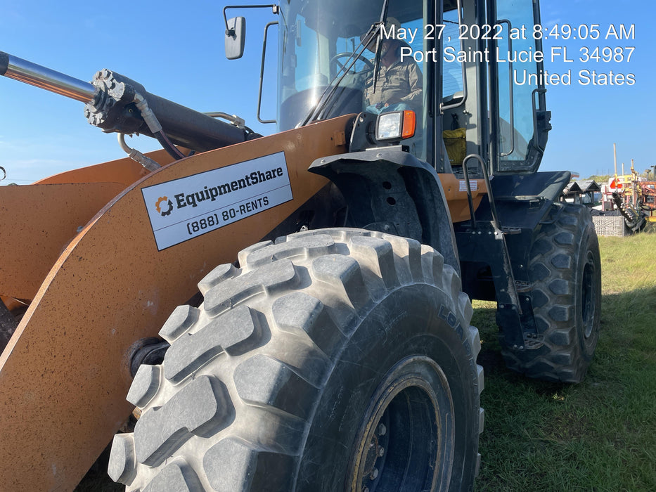 2018 Case 821G CLOSED CAB, JRB 418 STYLE HYD COUPLER