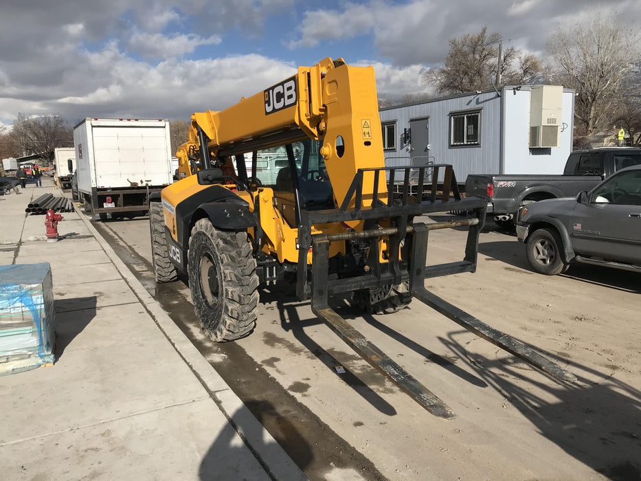 2019 JCB 509-42 Cab/Heat/Air, 74 HP, Solid Tires, STD Worklight, Beacon, Aux Hydraulics, Lifting Eye, Back up Alarm w/66" Carriage/60" Forks