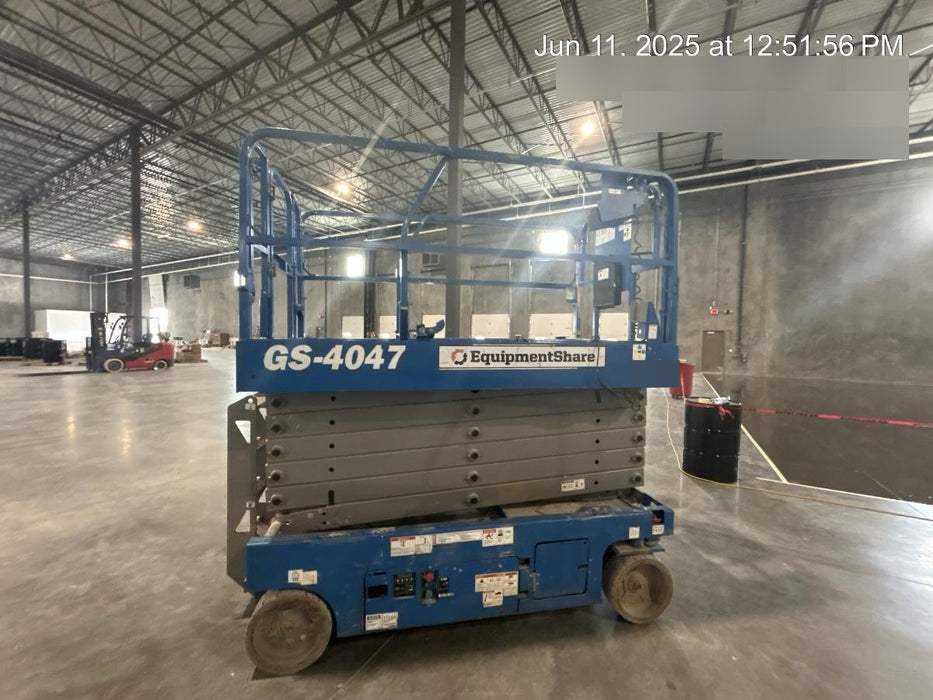 2019 Genie GS-4047 Folding rails with half height swing gate