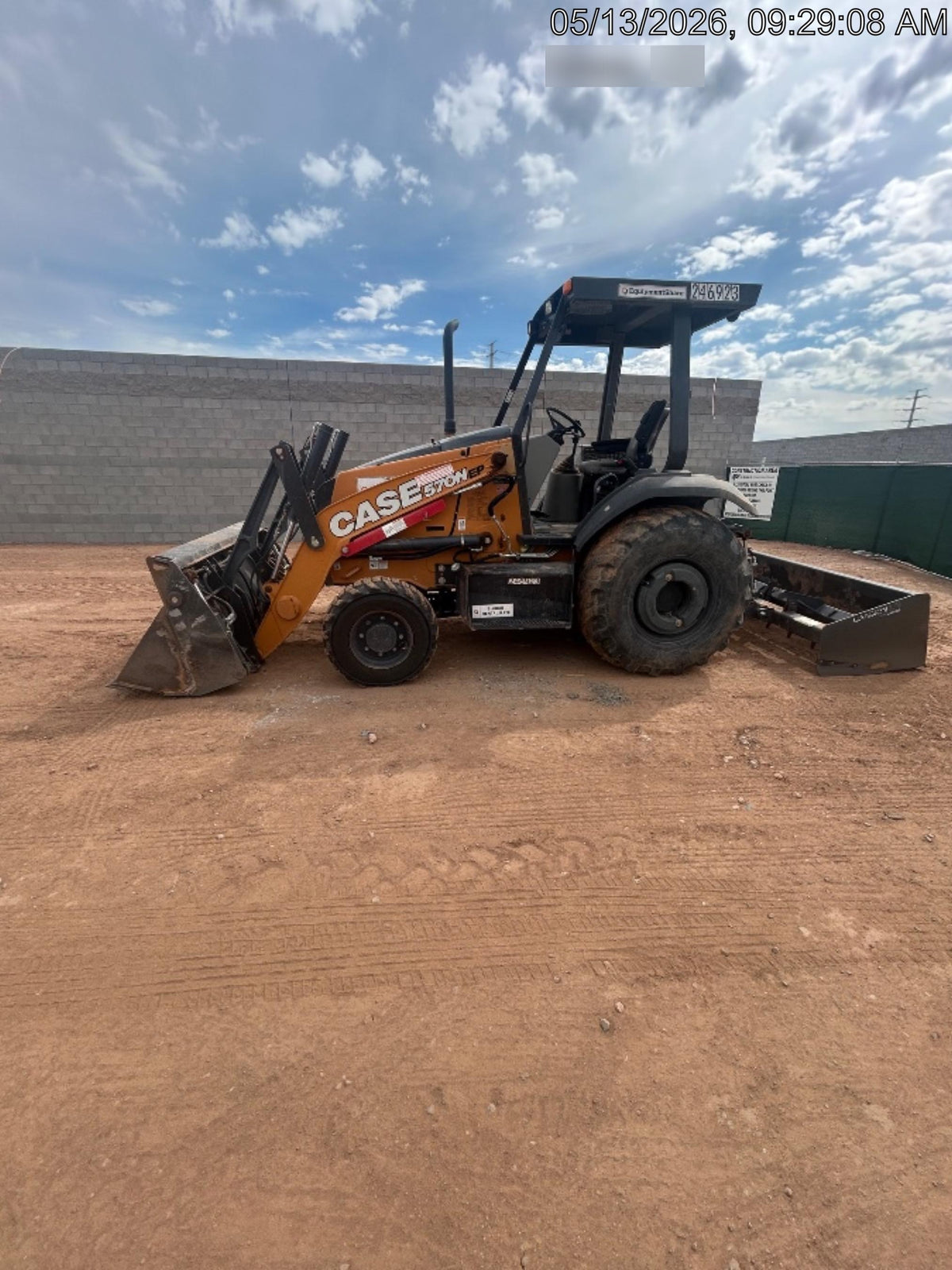 2022 CASE 570N EP