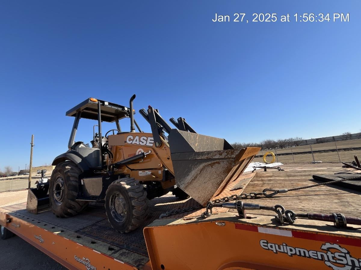 2022 CASE 570N EP