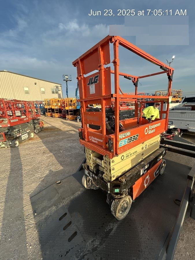 2022 JLG ES1932