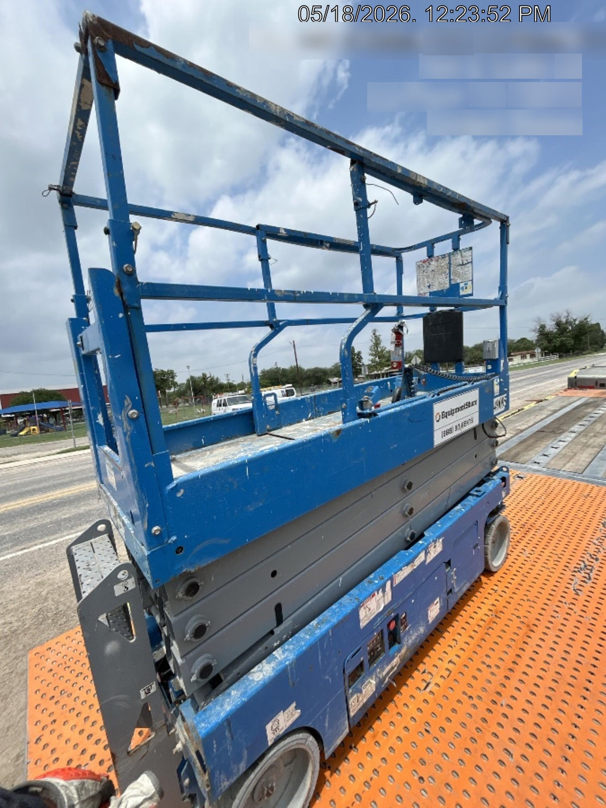 2019 Genie GS-2632 Folding rails with half height swing gate