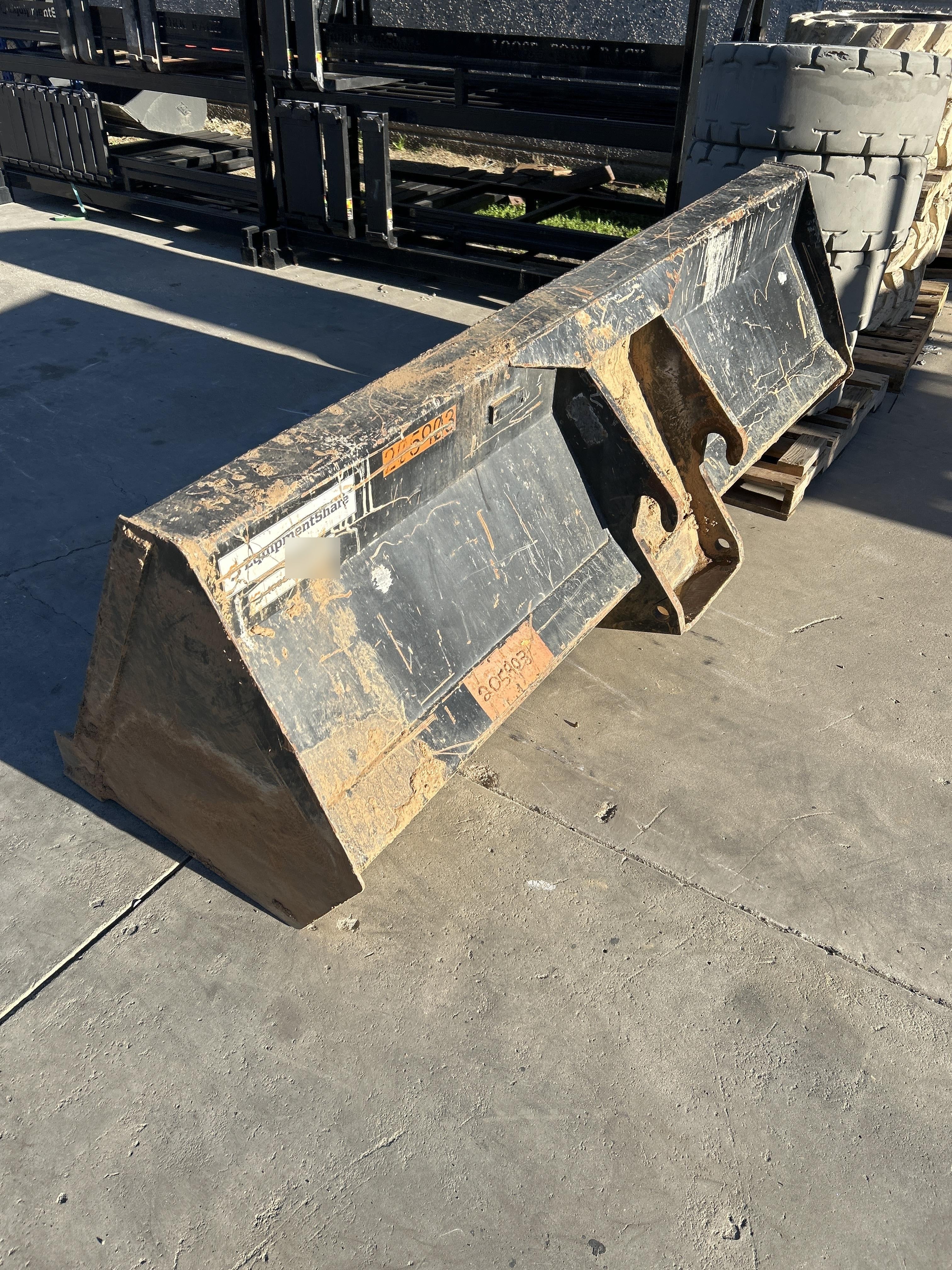 2022 JLG 1001100823