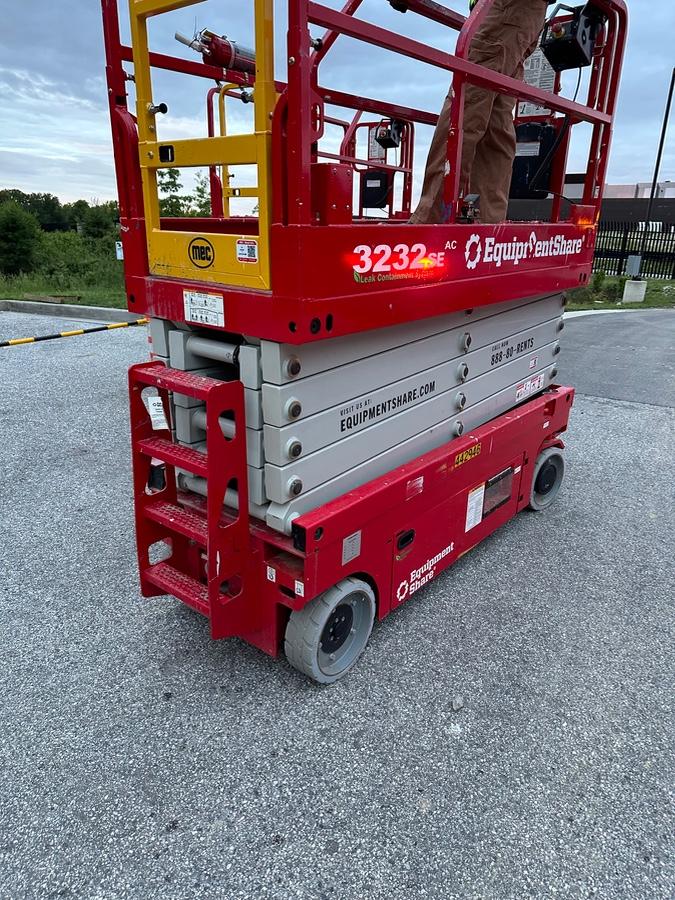 2025 JLG ES3246