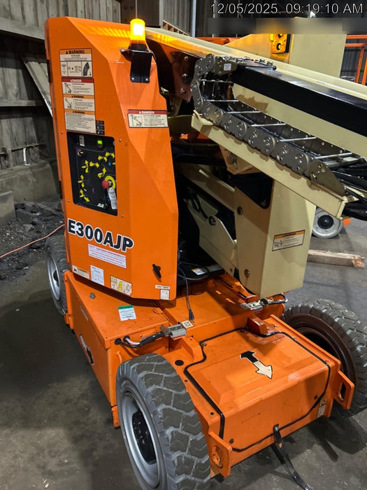 2019 JLG E300AJP