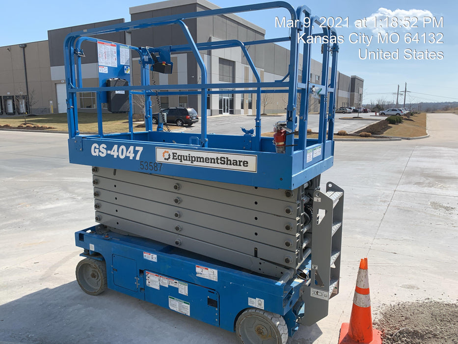 2019 Genie GS-4047 Folding rails with half height swing gate