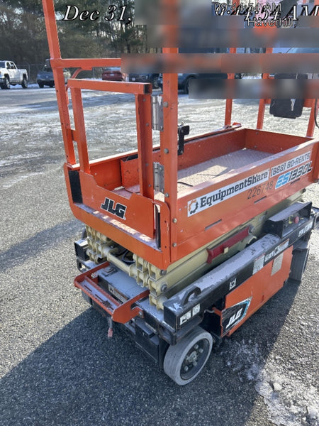 2022 JLG ES1330L