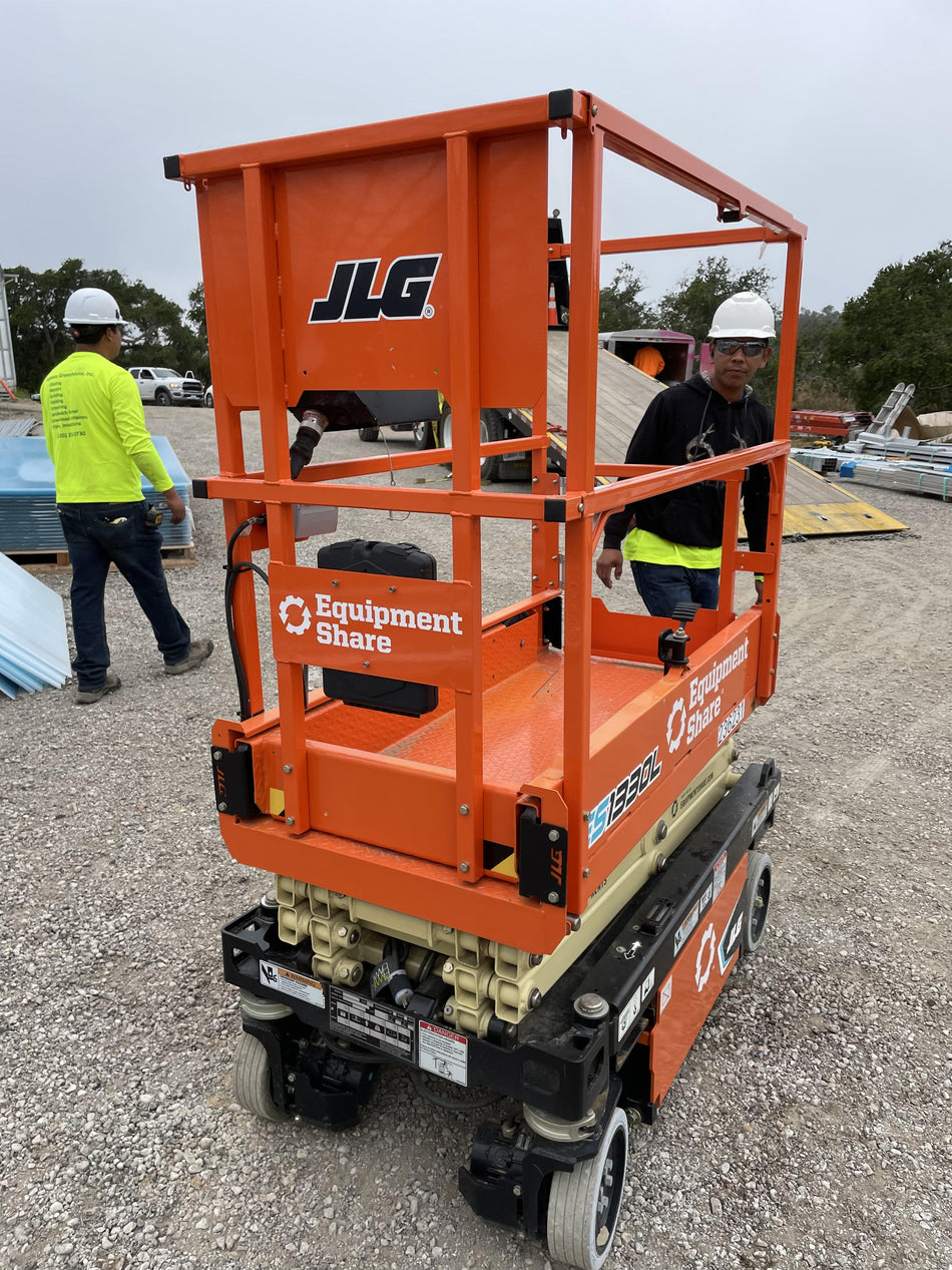 2022 JLG ES1330L