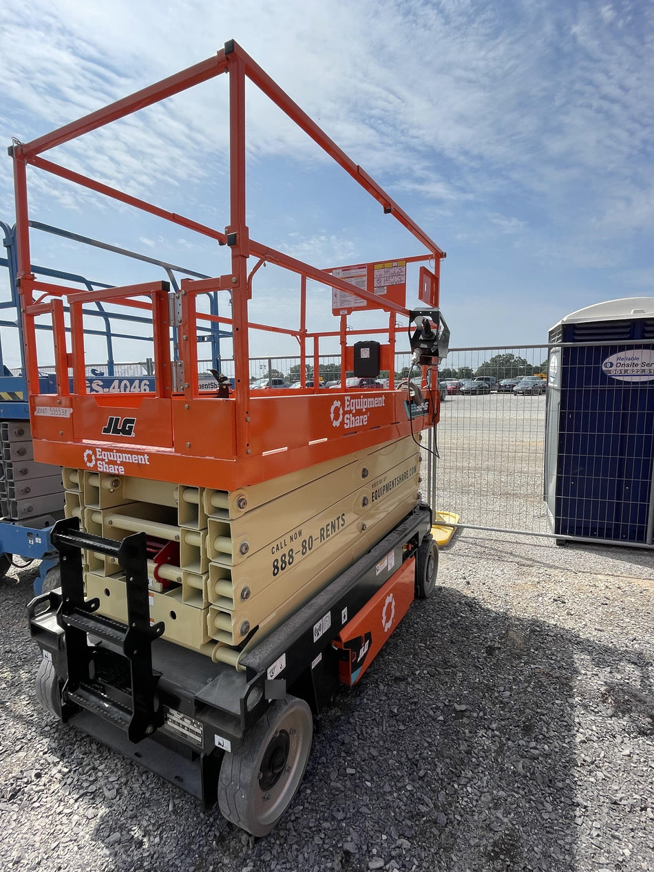 2025 JLG ES3246