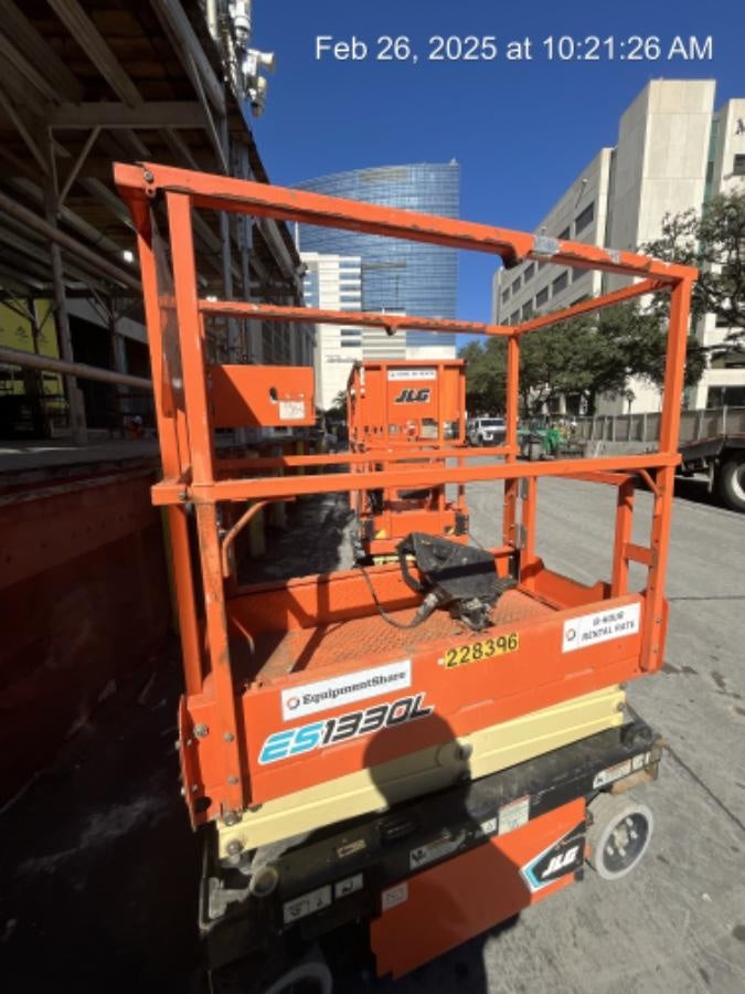 2022 JLG ES1330L