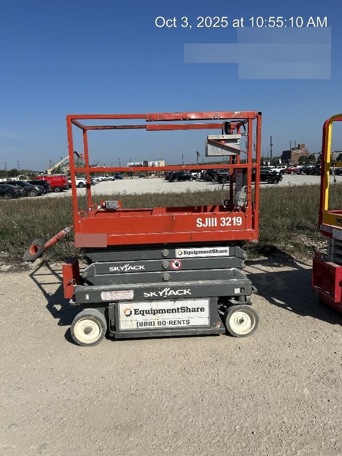 2019 Skyjack SJIII-3219 Solid NM Tires, Half height spring hinged entry gate, Dual Beacons, 800W Inverter