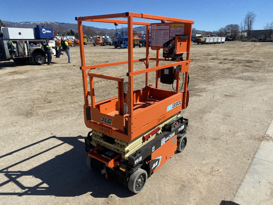 2022 JLG ES1330L