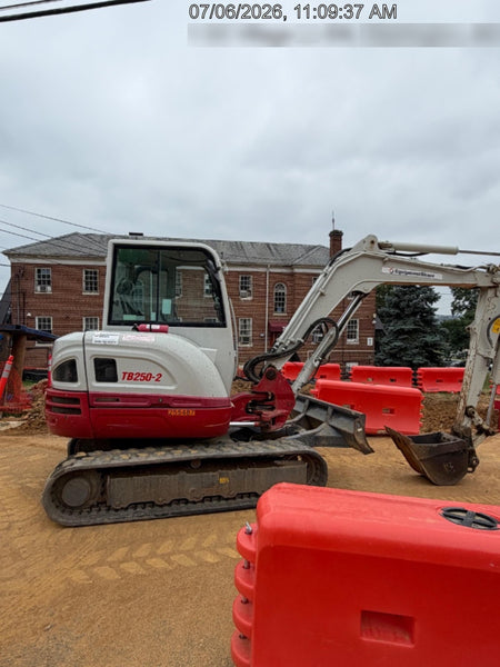 2022 TAKEUCHI TB250-2CR