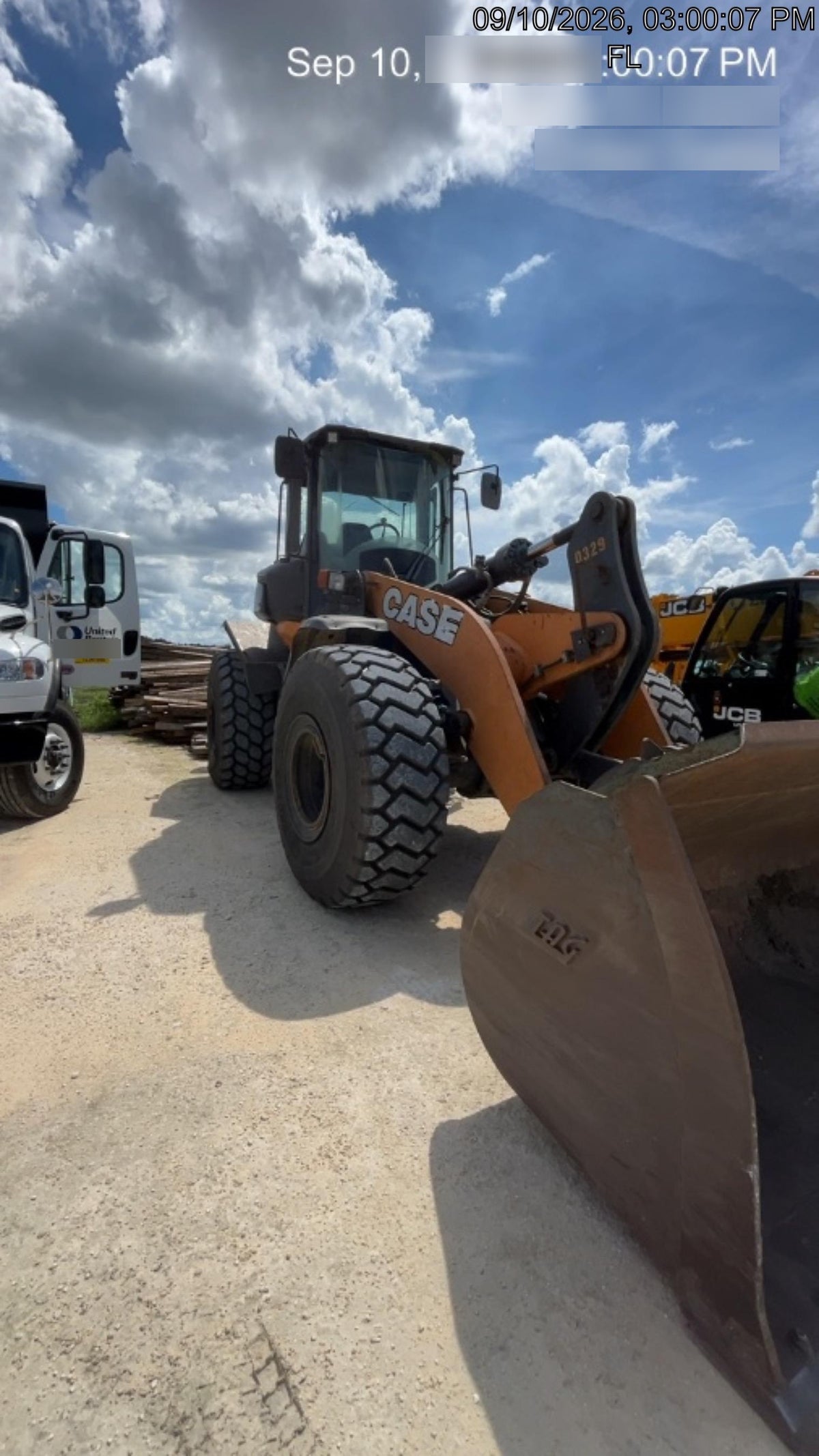 2017 Case 821G CLOSED CAB, JRB 418 STYLE HYD COUPLER
