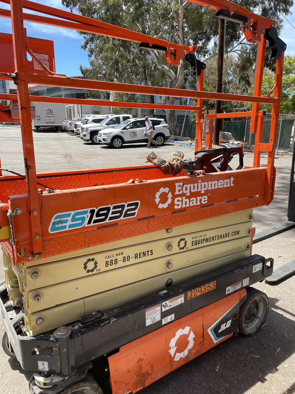 2022 JLG ES1932