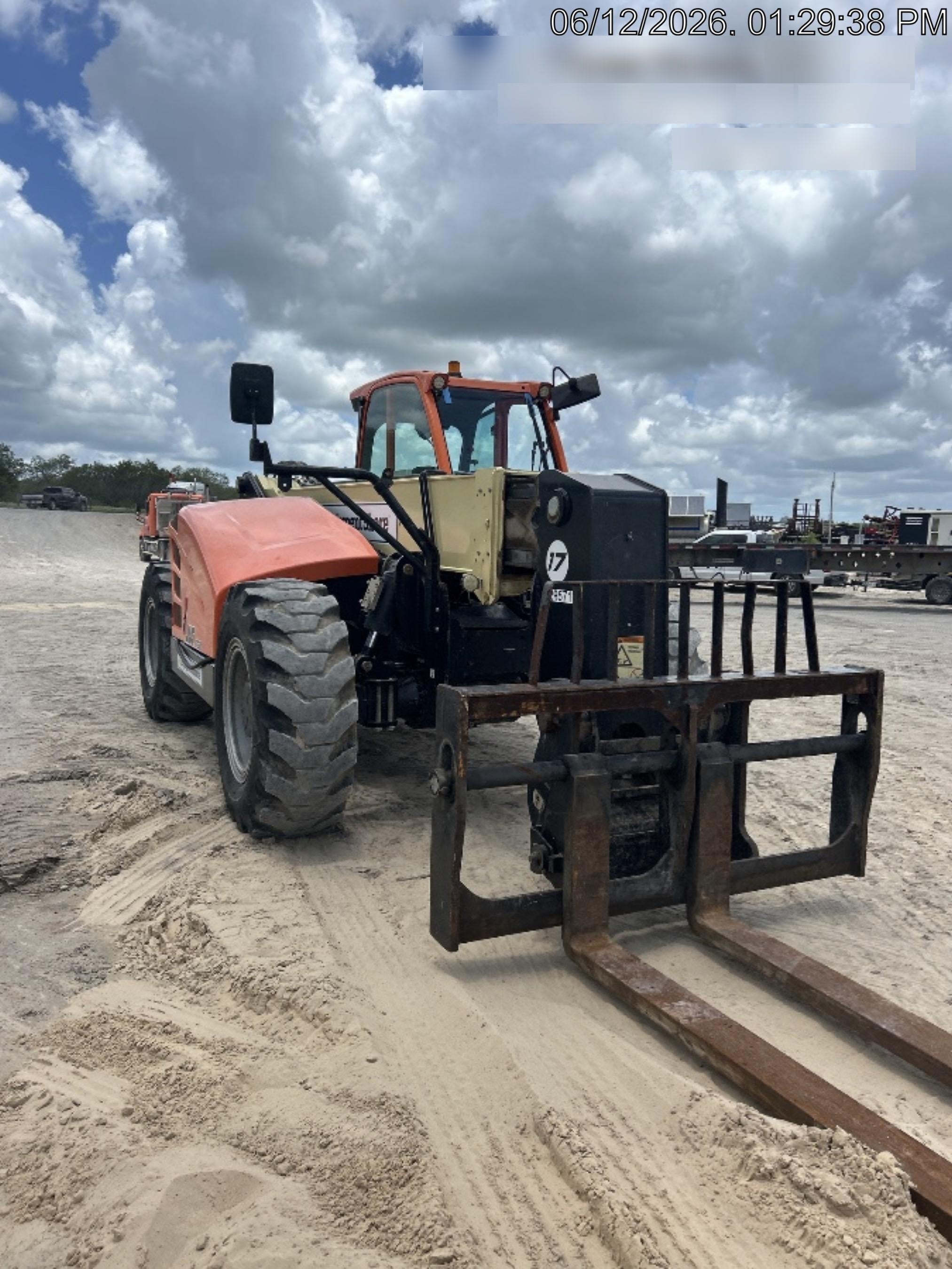 2023 JLG 1732