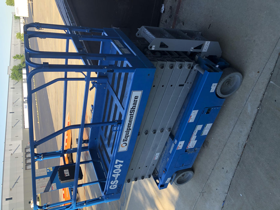 2019 Genie GS-4047 Folding rails with half height swing gate