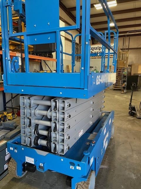 2019 Genie GS-4047 Folding rails with half height swing gate