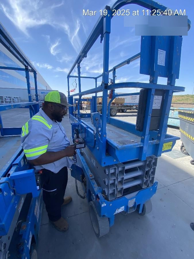 2019 Genie GS-2632 Folding rails with half height swing gate