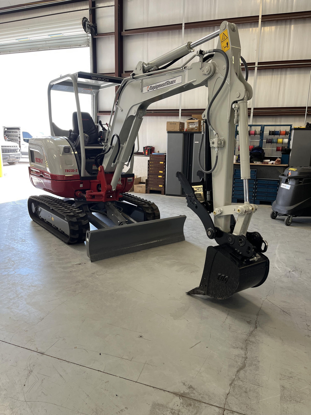 2023 TAKEUCHI TB235-2R