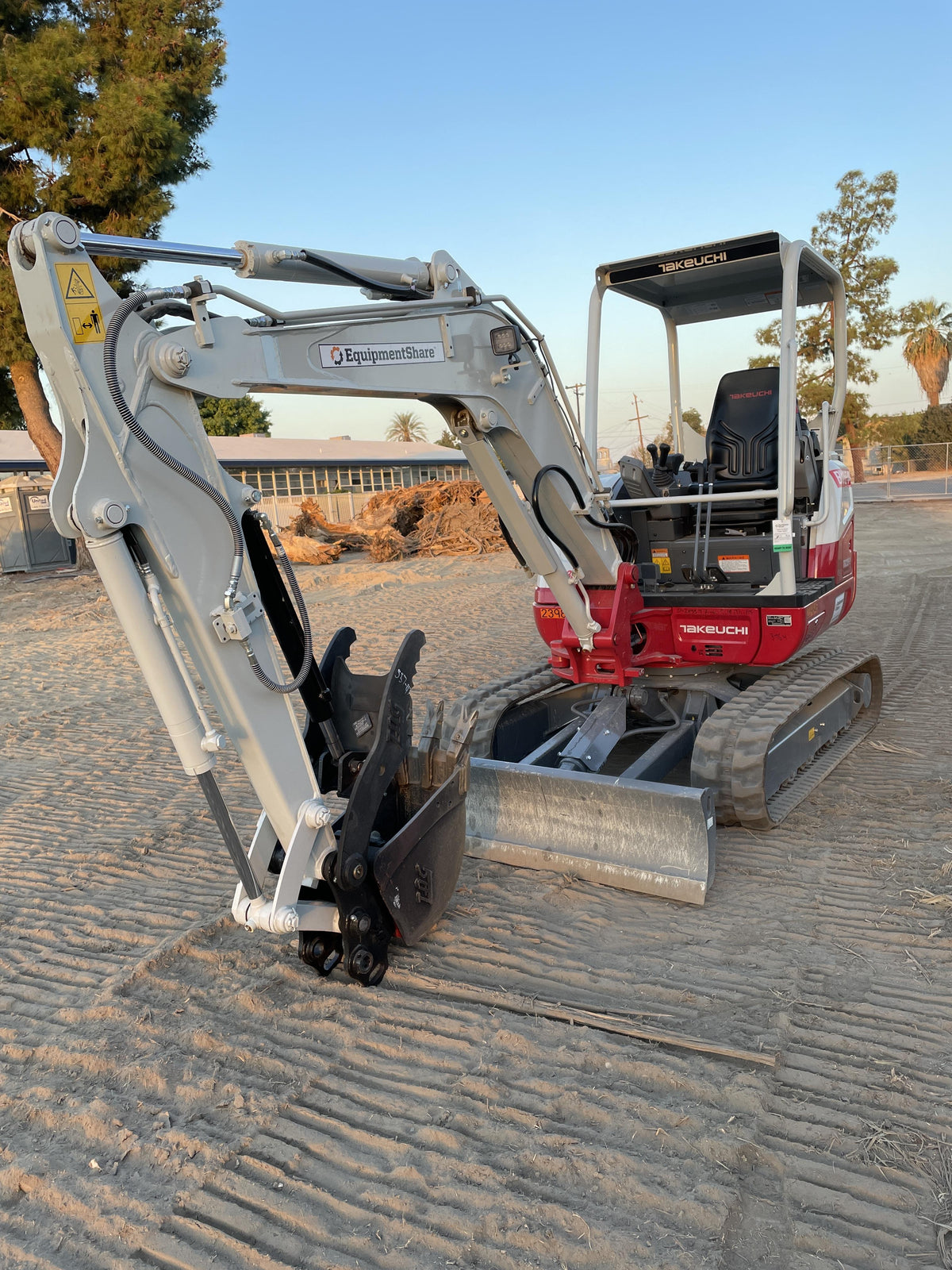 2022 TAKEUCHI TB235-2R