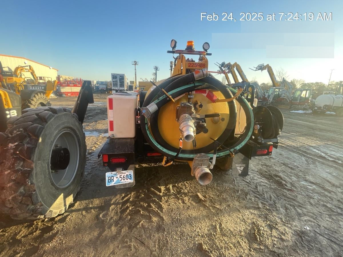 2022 Vac-Tron LP573XDT T4 Koehler Diesel Engine, 500 Gallon Debris Tank, x2 100 Gallon Water Tanks