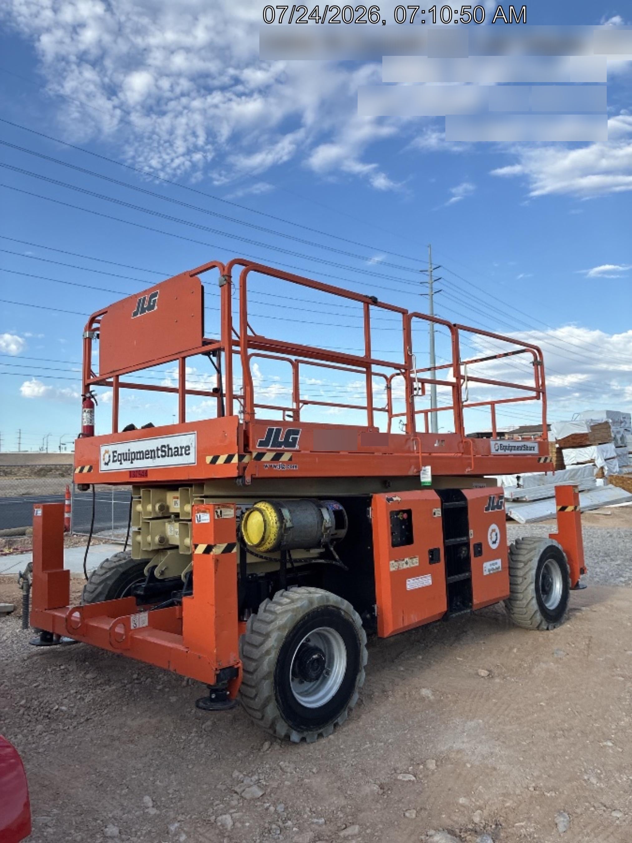 2021 JLG 330LRT