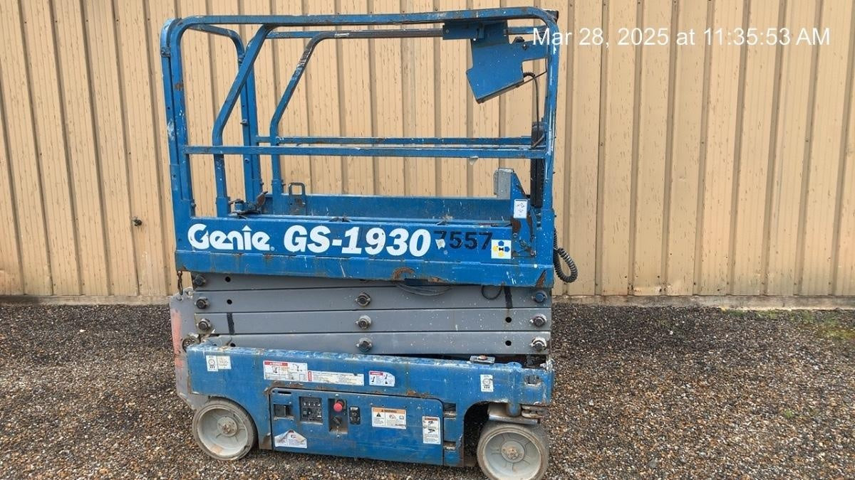 2017 Genie GS-1930 Genie GS-1930 Lift w/Fixed Rail and Chain Entry