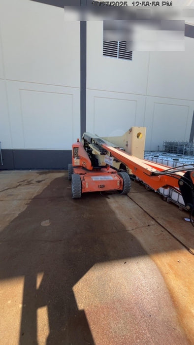 2016 JLG E450AJ