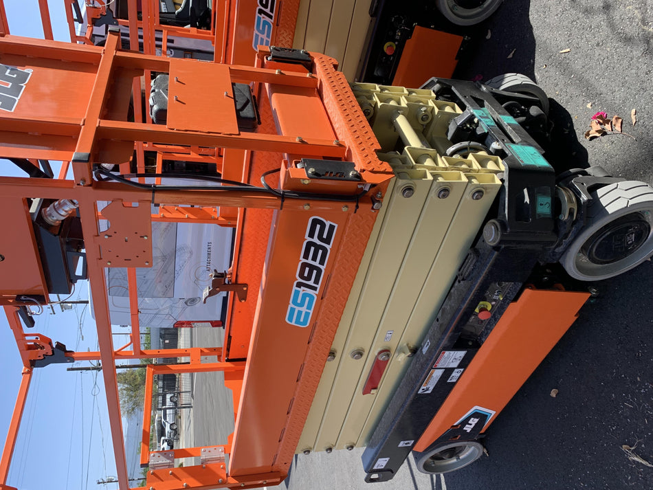 2022 JLG ES1932