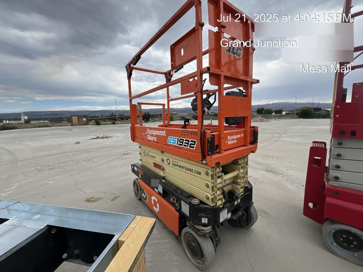 2022 JLG ES1932