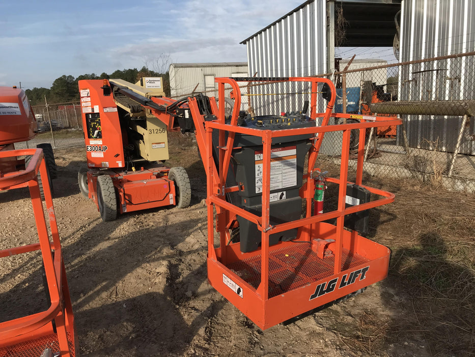 2019 JLG E300AJP
